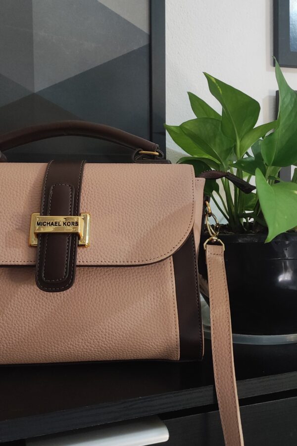Bolsa Maleta Transversal – Fechamento com Zíper e Botão Magnético