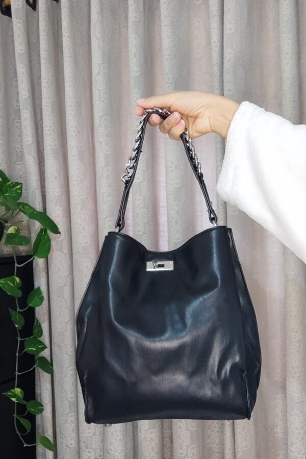 Bolsa Hobo Corrente – Alça com Detalhe Metálico