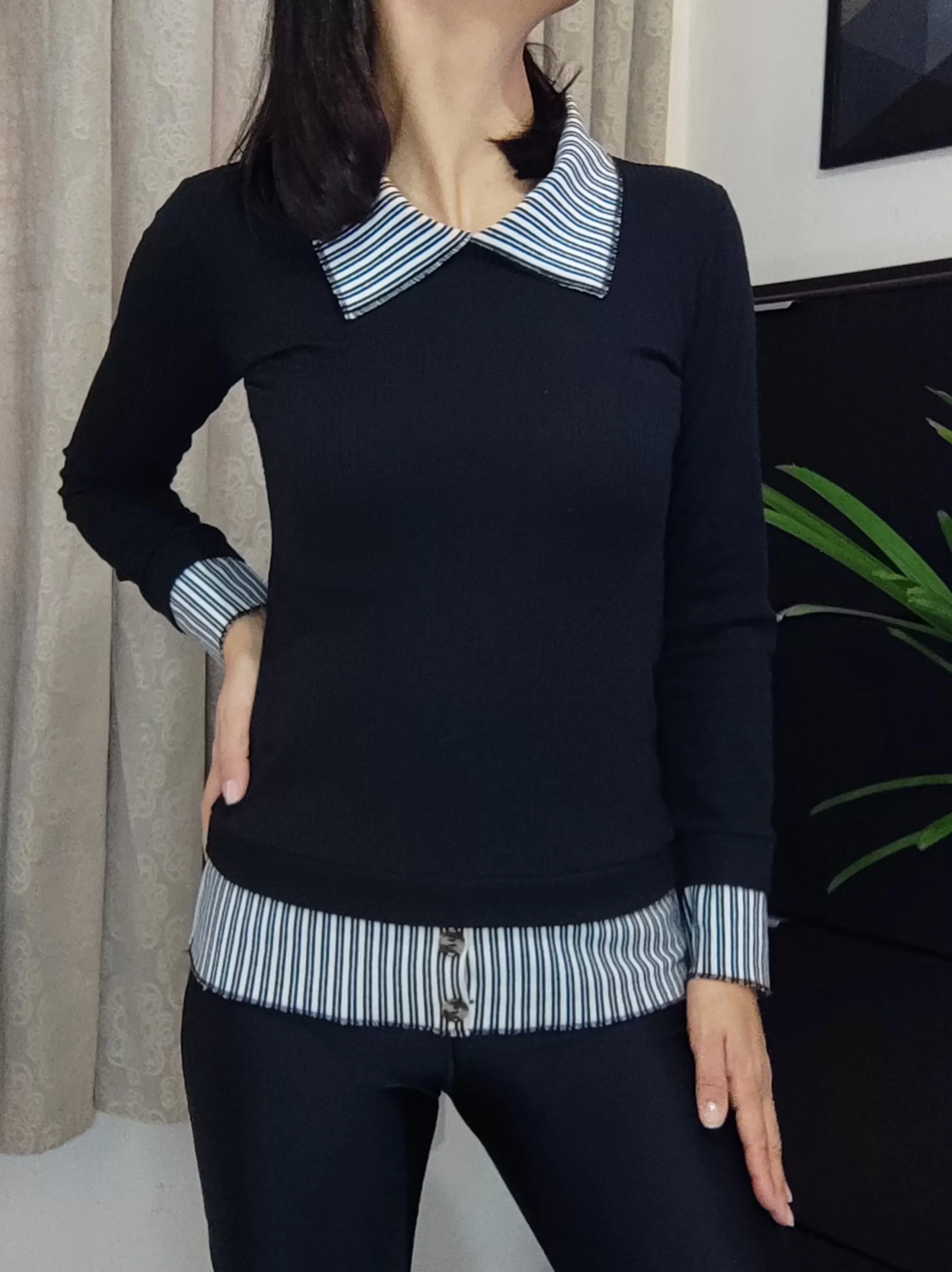 Blusa Preta com Detalhes Listrados (M) - Imagem 2