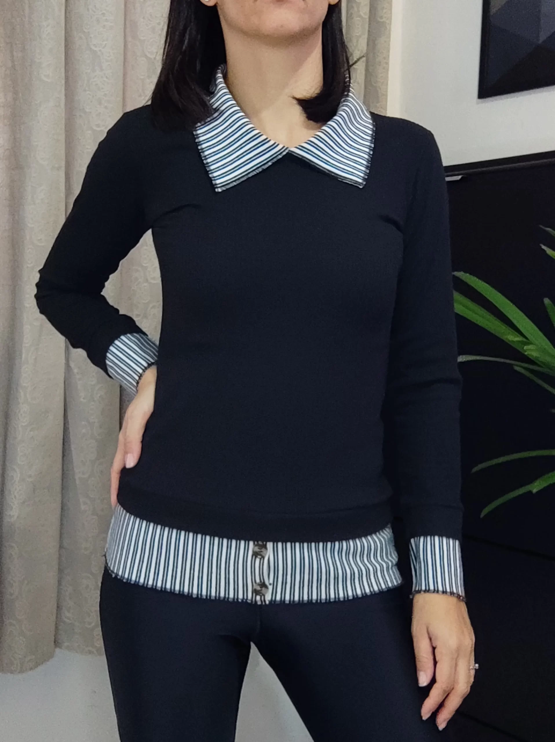 Blusa Preta com Detalhes Listrados (M) - Imagem 3