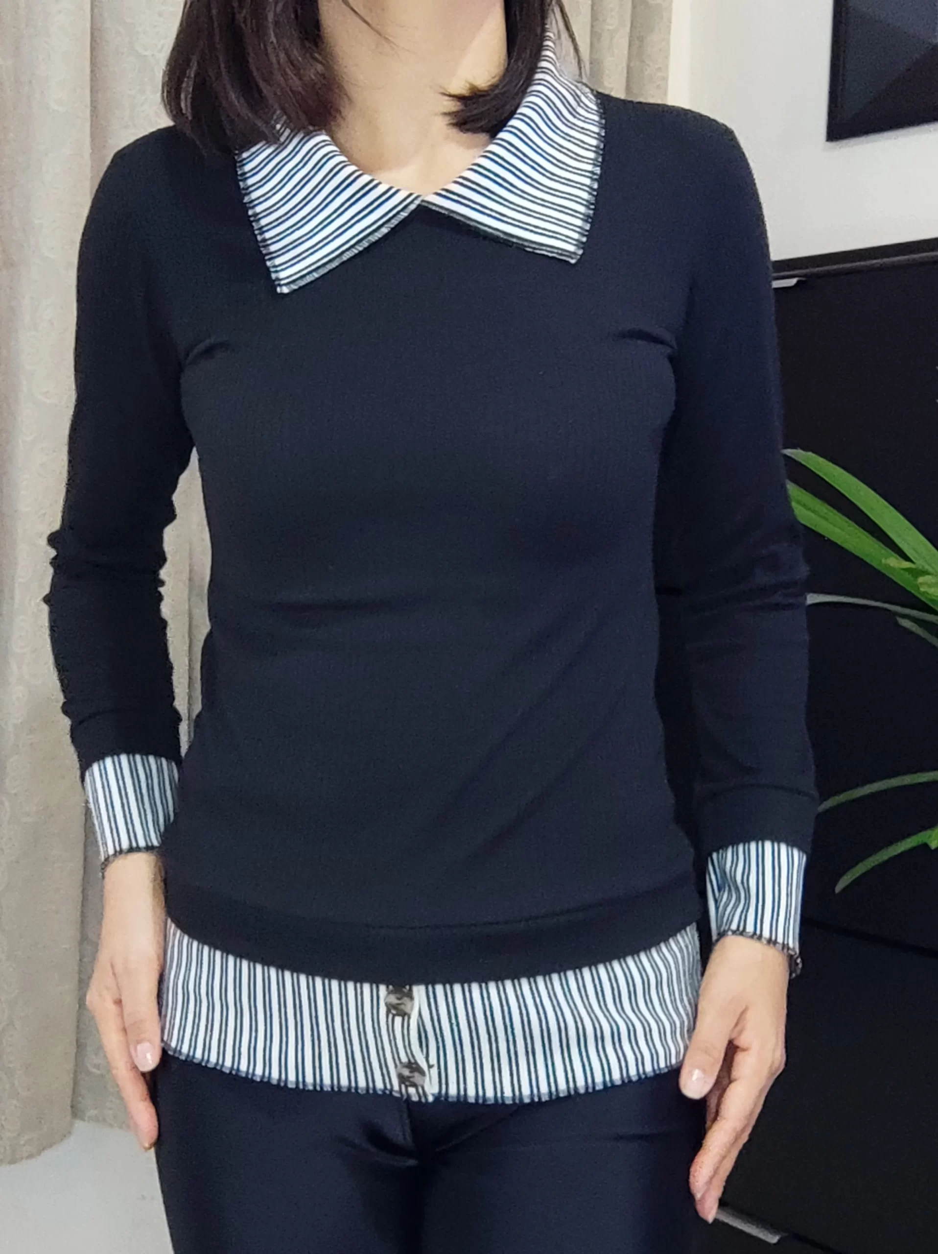 Blusa Preta com Detalhes Listrados (M) - Imagem 4