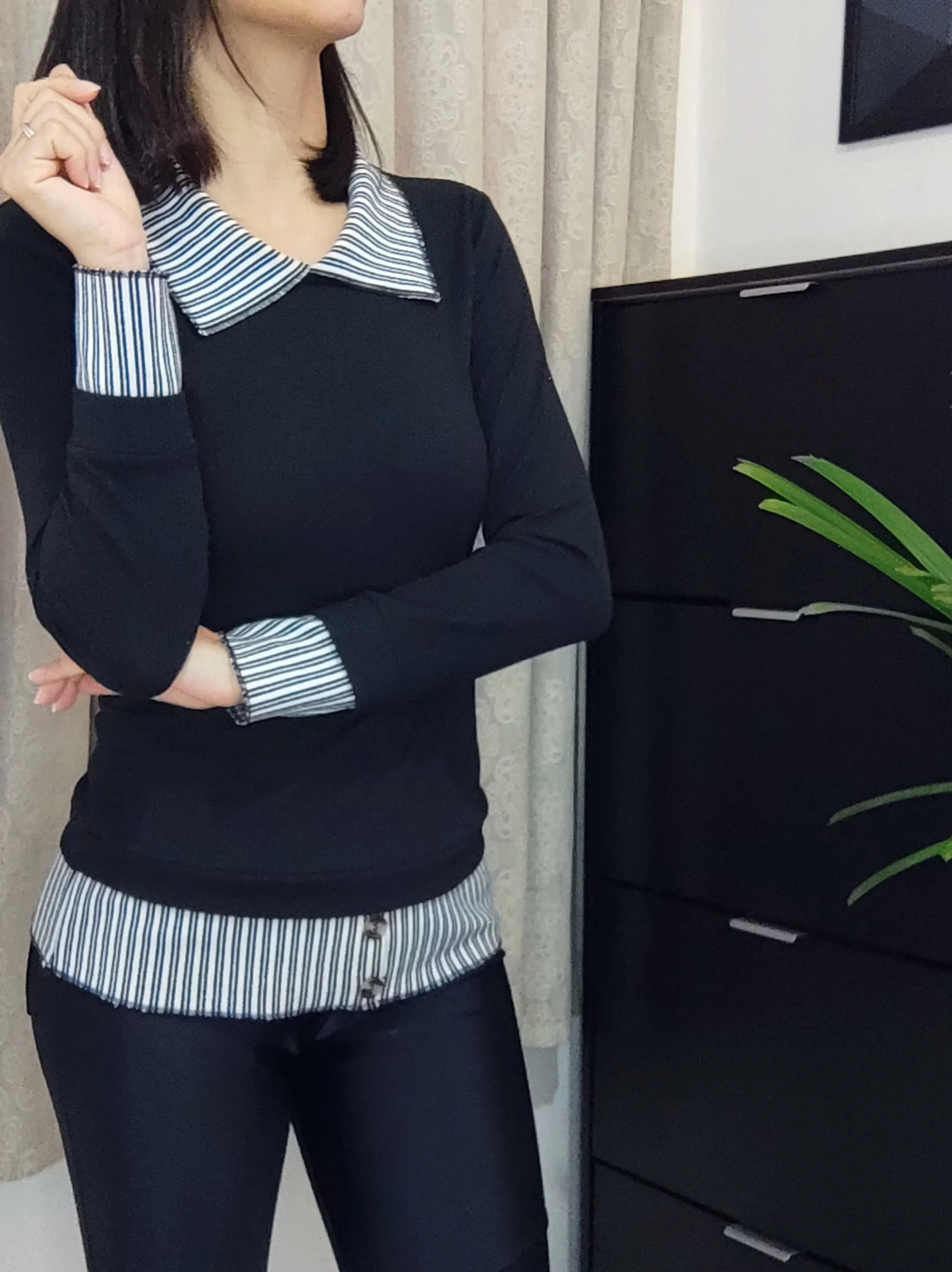 Blusa Preta com Detalhes Listrados (M) - Imagem 5