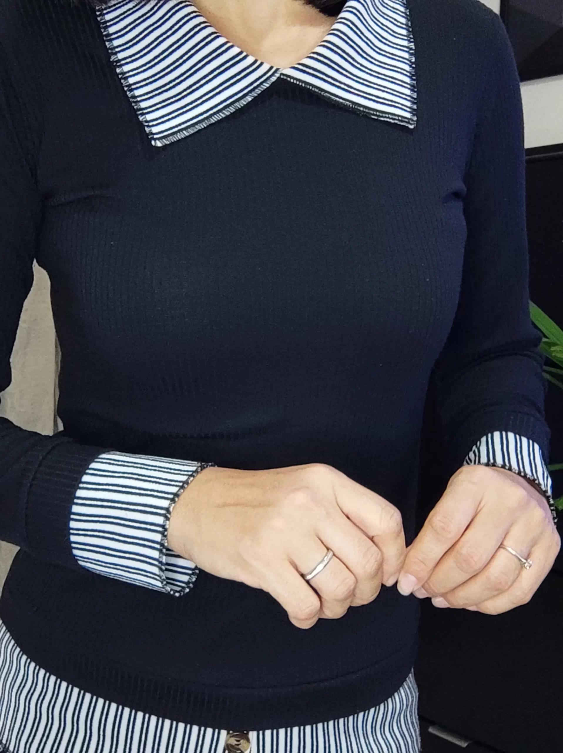 Blusa Preta com Detalhes Listrados (M)