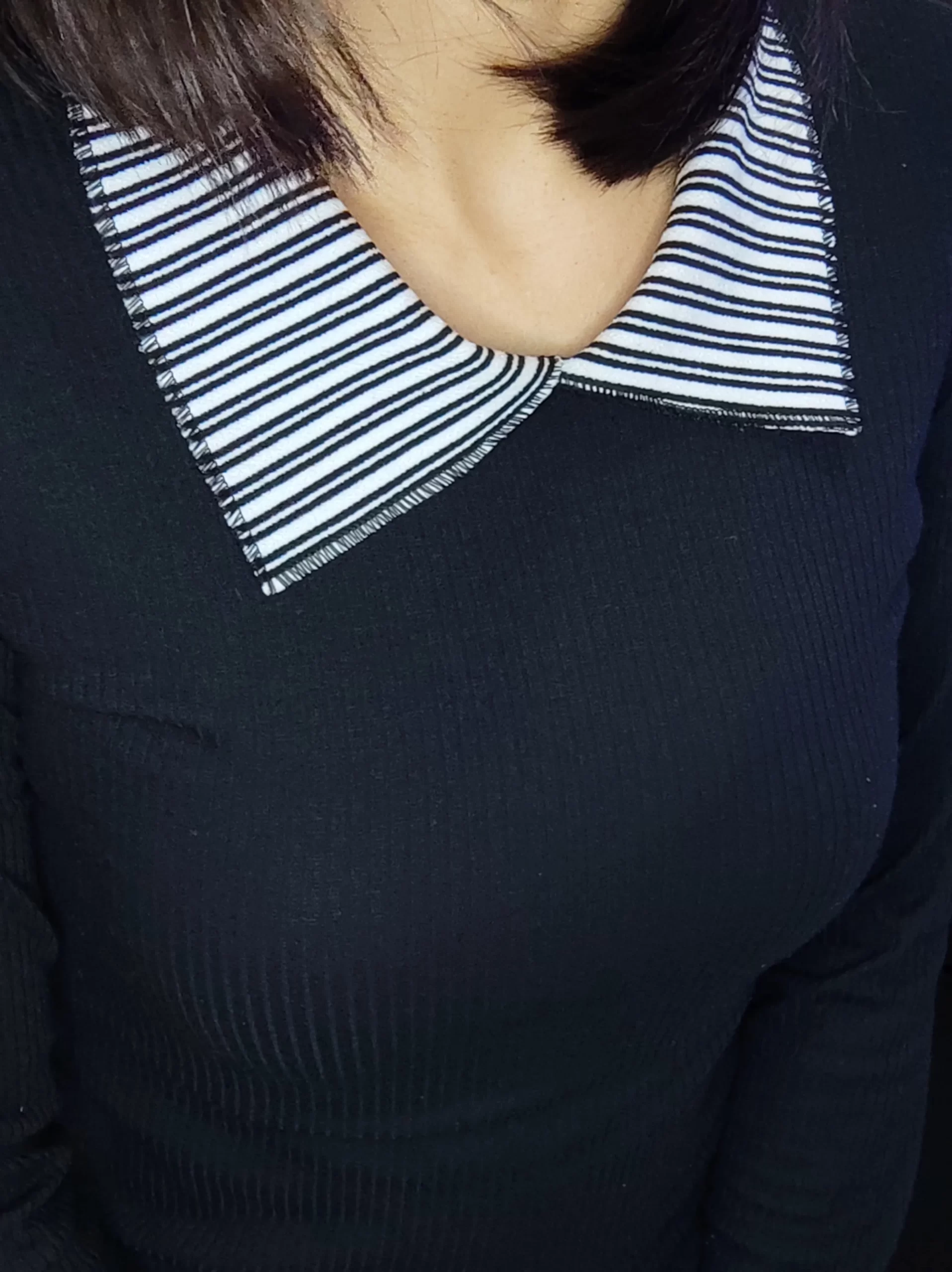 Blusa Preta com Detalhes Listrados (M) - Imagem 6